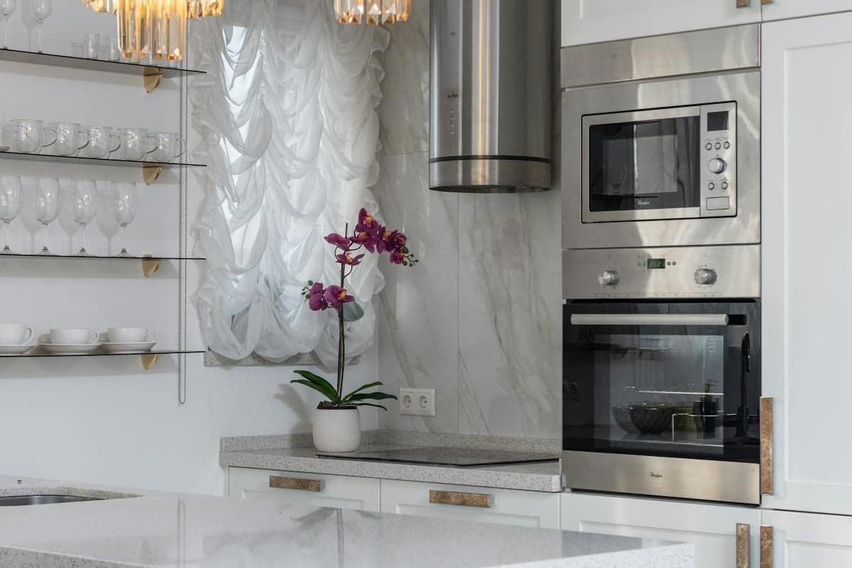 Modernt kök med barnsäkrade skåp, spishällsskydd och barnspärrar