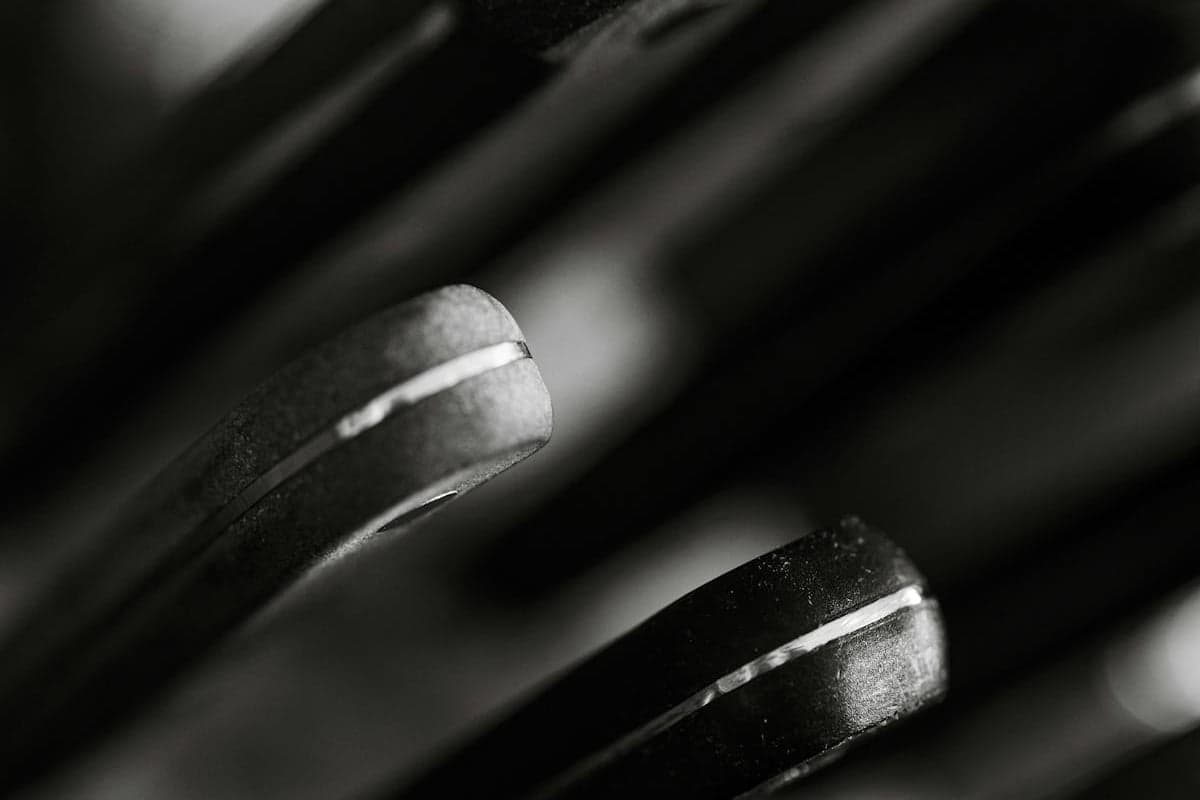 Magnetisk knivlist monterad högt på väggen, utom räckhåll för små barn